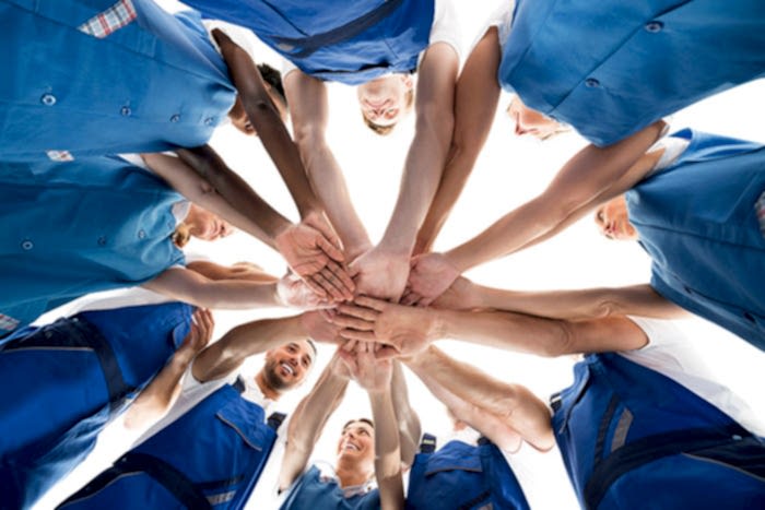 juntos empleados de empresa de limpieza